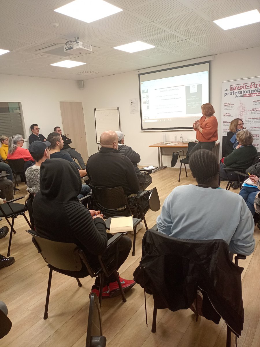 Les employeurs du secteur transport en commun ainsi que les structures d'aide à domicile ont proposé un parcours innovant en présentant une formation de conducteur de bus scolaire et d'aide à domicile à18 chercheurs d'emploi. 
Double formation pour un emploi à temps complet!