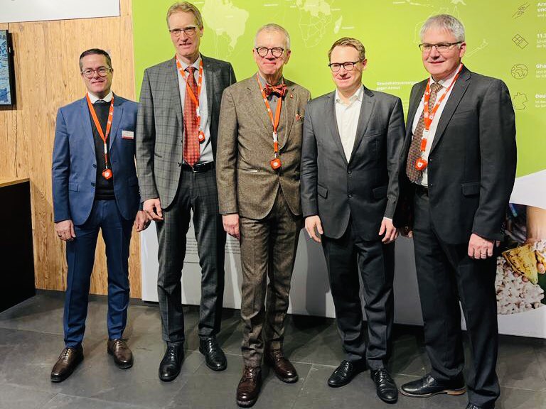 CHblw's tweet image. La Semaine Verte internationale @gruenewoche a débuté aujourd&apos;hui à Berlin. Le directeur de l&apos;OFAG
@Christian9Hofer est en visite au pavillon suisse🇨🇭, qui est consacré cette année au thème « tradition et innovation » 🧀🦾 #IGW2023 #Roboclette