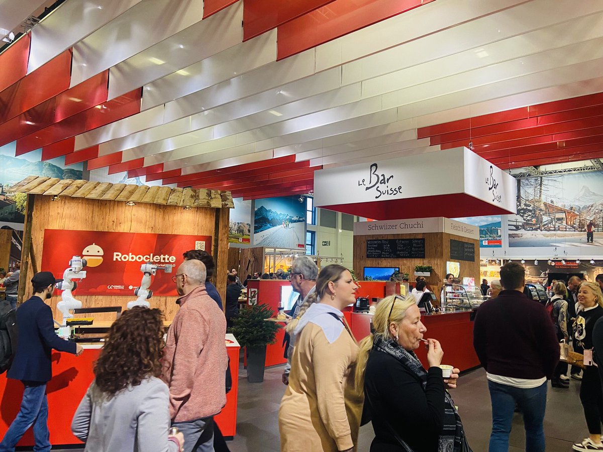 CHblw's tweet image. La Semaine Verte internationale @gruenewoche a débuté aujourd&apos;hui à Berlin. Le directeur de l&apos;OFAG
@Christian9Hofer est en visite au pavillon suisse🇨🇭, qui est consacré cette année au thème « tradition et innovation » 🧀🦾 #IGW2023 #Roboclette
