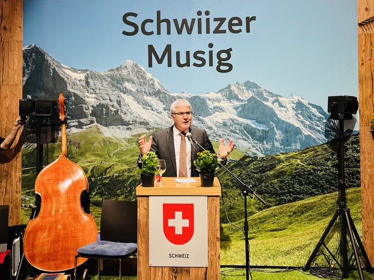 CHblw's tweet image. La Semaine Verte internationale @gruenewoche a débuté aujourd&apos;hui à Berlin. Le directeur de l&apos;OFAG
@Christian9Hofer est en visite au pavillon suisse🇨🇭, qui est consacré cette année au thème « tradition et innovation » 🧀🦾 #IGW2023 #Roboclette