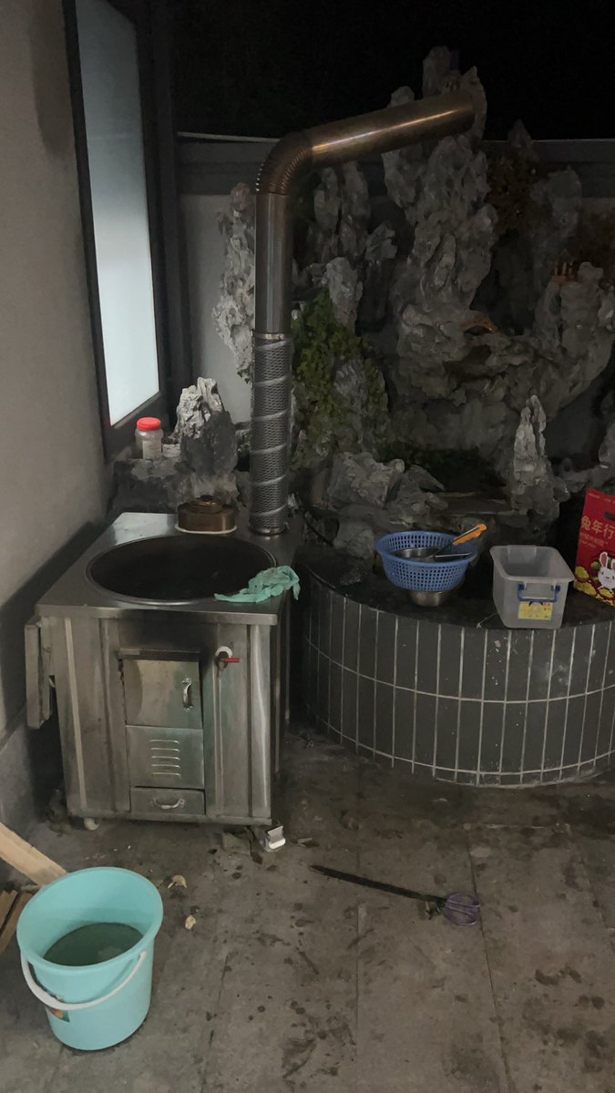 过年时候真的比平时累的多
一群亲戚叽叽喳喳
假模假样的客套
我就默默缩在我的柴火灶前
在熙熙攘攘中
愈发孤独 https://t.co/pymiTDQ7Qr