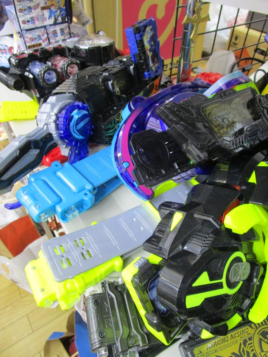 oukoku1021's tweet photo. 多治見店２Ｆ
本日写真１の商品化及び出品を行いました
各商品の詳細につきましては商品シールや値札をご参照ください
１Ｆの衣料スタッフ様が新しく衣装を見繕ってくれたおかげで特撮店頭コーナーがリニューアルできました。商品も随時準備中です
販売・買取ともにご来店お待ちしております(やぶ https://t.co/eu83KAUSjs