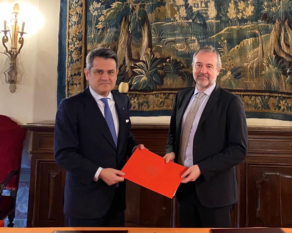 EmbEspItalia's tweet photo. El Embajador de 🇪🇸 en 🇮🇹, Miguel Fernández-Palacios, ha depositado el instrumento de ratificación del Protocolo Ferroviario de Luxemburgo en @UNIDROITorg, lo que permite la entrada en vigor de este importante documento enmarcado en la #CapeTownConvention #RailProtocol. https://t.co/1QPWpuMPv2