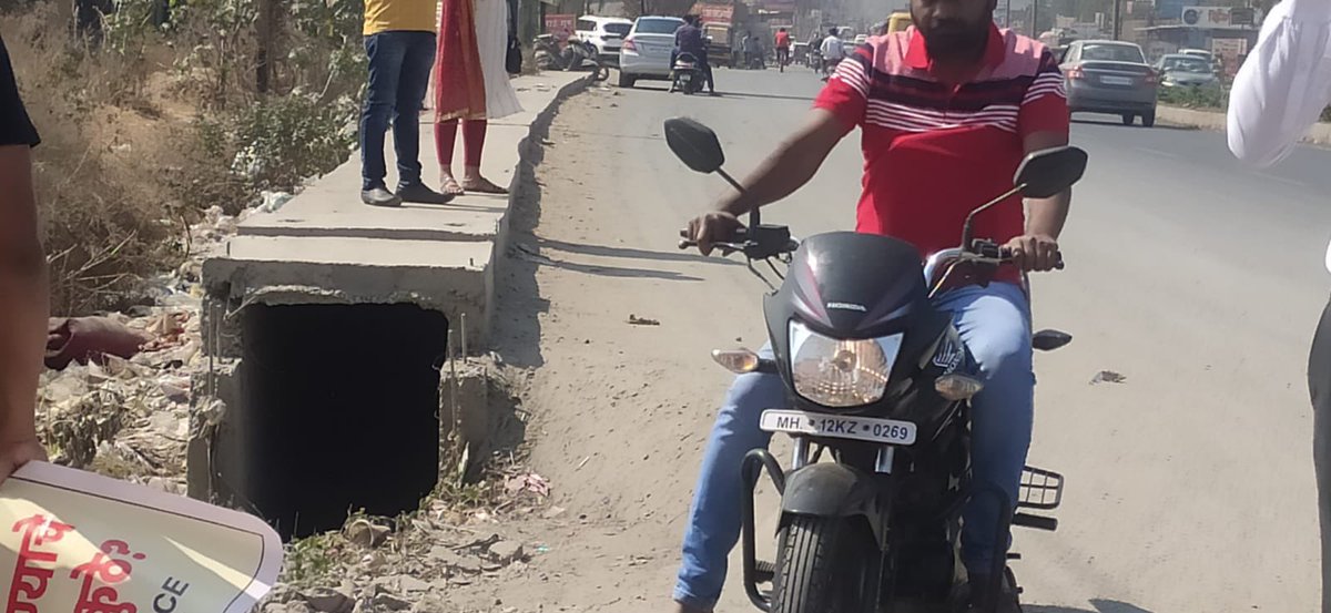 Siraj_Dokadia's tweet photo. @CPPuneCity @PuneCityTraffic 
Wrong-side driving still happening everywhere on Pune Nagar road, also at the spot (@EstateIvy entrance road) where a lady died a couple of days ago.
Can we expect some action from you and your team?

#SaveWagholi
@WagholiHSA 
@TOIPune @htTweets https://t.co/uKIJgVRxQ8