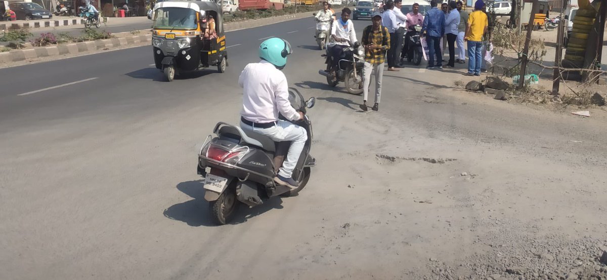 Siraj_Dokadia's tweet photo. @CPPuneCity @PuneCityTraffic 
Wrong-side driving still happening everywhere on Pune Nagar road, also at the spot (@EstateIvy entrance road) where a lady died a couple of days ago.
Can we expect some action from you and your team?

#SaveWagholi
@WagholiHSA 
@TOIPune @htTweets https://t.co/uKIJgVRxQ8
