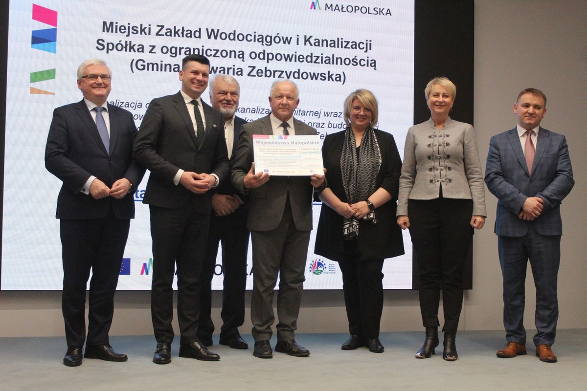 Kalwaria_Zeb's tweet photo. 🚰 Dotacja w wysokości  1️⃣ mln5️⃣4️⃣4️⃣ tys. zł na budowę kanalizacji sanitarnej i wodociągowej

✅  Kolejna pula środków finansowych na realizację zadań inwestycyjnych w zakresie gospodarki wodno-ściekowej trafi do gminy.

🤝 Dziękujmy za wsparcie

▶️ Więcej https://t.co/iDlhQ0c9iH https://t.co/IQzwkL6BlP