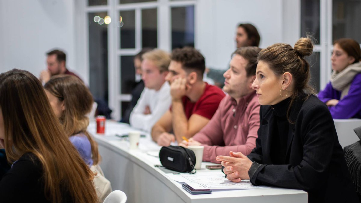 ISDI_edu's tweet photo. 🎯 ¿Sabes cómo destacar en el #MercadoLaboral? ¿Cuáles son tus puntos fuertes? ¿Y tú propuesta de valor? 💎 Ayer los alumnos de #ISDI asistieron a la 2ª sesión de #Talento para trabajar su #BusinessModelYou y lograr enfocar su carrera profesional.
#TheWorldISDIgital https://t.co/XlEiefXgu2
