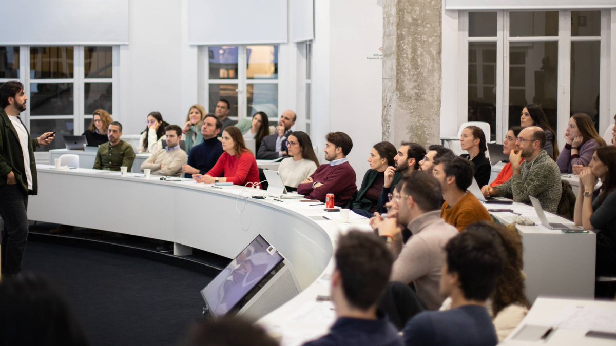 ISDI_edu's tweet photo. 🎯 ¿Sabes cómo destacar en el #MercadoLaboral? ¿Cuáles son tus puntos fuertes? ¿Y tú propuesta de valor? 💎 Ayer los alumnos de #ISDI asistieron a la 2ª sesión de #Talento para trabajar su #BusinessModelYou y lograr enfocar su carrera profesional.
#TheWorldISDIgital https://t.co/XlEiefXgu2