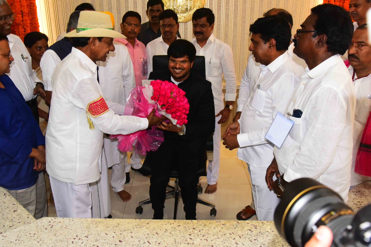 Collector_KMM's tweet photo. ఖమ్మం సమీకృత జిల్లా కార్యాలయాల భవన సముదాయాన్ని బుధవారం ప్రారంభించిన అనంతరం ముఖ్యమంత్రులు శ్రీ కె. చంద్రశేఖర రావు, శ్రీ పినరయ్ విజయన్, శ్రీ అరవింద్ కేజ్రీవాల్, శ్రీ భగవంత్ సింగ్ మాన్, ఉత్తరప్రదేశ్ మాజీ ముఖ్యమంత్రి శ్రీ అఖిలేష్ యాదవ్, సీపీఐ జాతీయ నేత శ్రీ డి. రాజా గార్లు https://t.co/HHIVeZVP4o