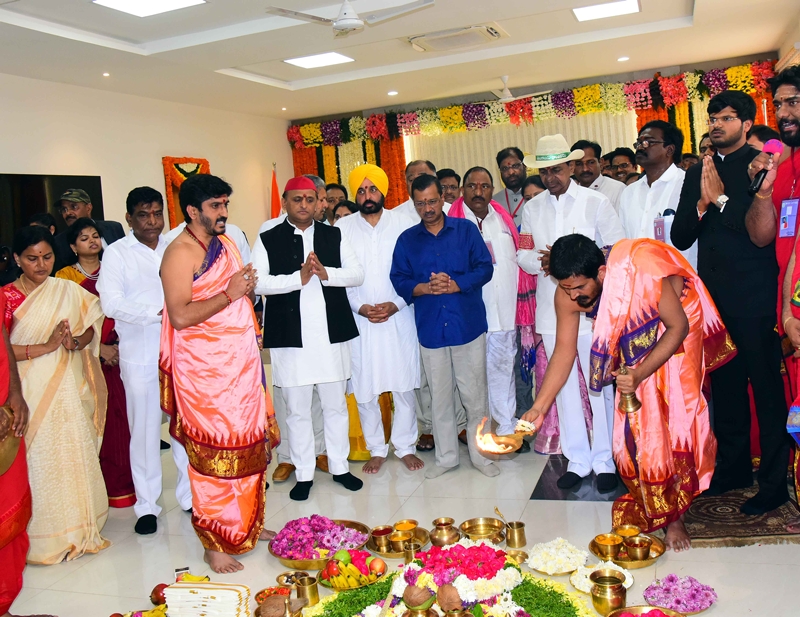 Collector_KMM's tweet photo. ఖమ్మం సమీకృత జిల్లా కార్యాలయాల భవన సముదాయాన్ని బుధవారం ప్రారంభించిన అనంతరం ముఖ్యమంత్రులు శ్రీ కె. చంద్రశేఖర రావు, శ్రీ పినరయ్ విజయన్, శ్రీ అరవింద్ కేజ్రీవాల్, శ్రీ భగవంత్ సింగ్ మాన్, ఉత్తరప్రదేశ్ మాజీ ముఖ్యమంత్రి శ్రీ అఖిలేష్ యాదవ్, సీపీఐ జాతీయ నేత శ్రీ డి. రాజా గార్లు https://t.co/HHIVeZVP4o