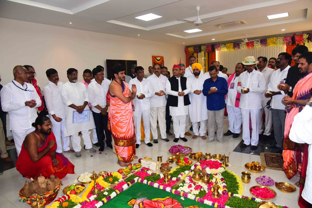 Collector_KMM's tweet photo. ఖమ్మం సమీకృత జిల్లా కార్యాలయాల భవన సముదాయాన్ని బుధవారం ప్రారంభించిన అనంతరం ముఖ్యమంత్రులు శ్రీ కె. చంద్రశేఖర రావు, శ్రీ పినరయ్ విజయన్, శ్రీ అరవింద్ కేజ్రీవాల్, శ్రీ భగవంత్ సింగ్ మాన్, ఉత్తరప్రదేశ్ మాజీ ముఖ్యమంత్రి శ్రీ అఖిలేష్ యాదవ్, సీపీఐ జాతీయ నేత శ్రీ డి. రాజా గార్లు https://t.co/HHIVeZVP4o
