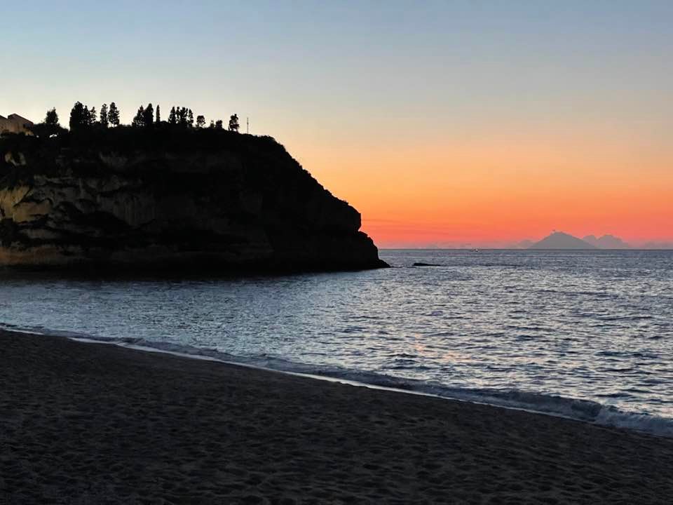 Sono molto appassionato di tramonti. Vieni, andiamo a guardare un tramonto.
✍️Antoine de Saint-Exupéry
 
Un #tramonto che mi fa stare bene e mi emoziona e #metteAtacere ogni malumore e ogni no.