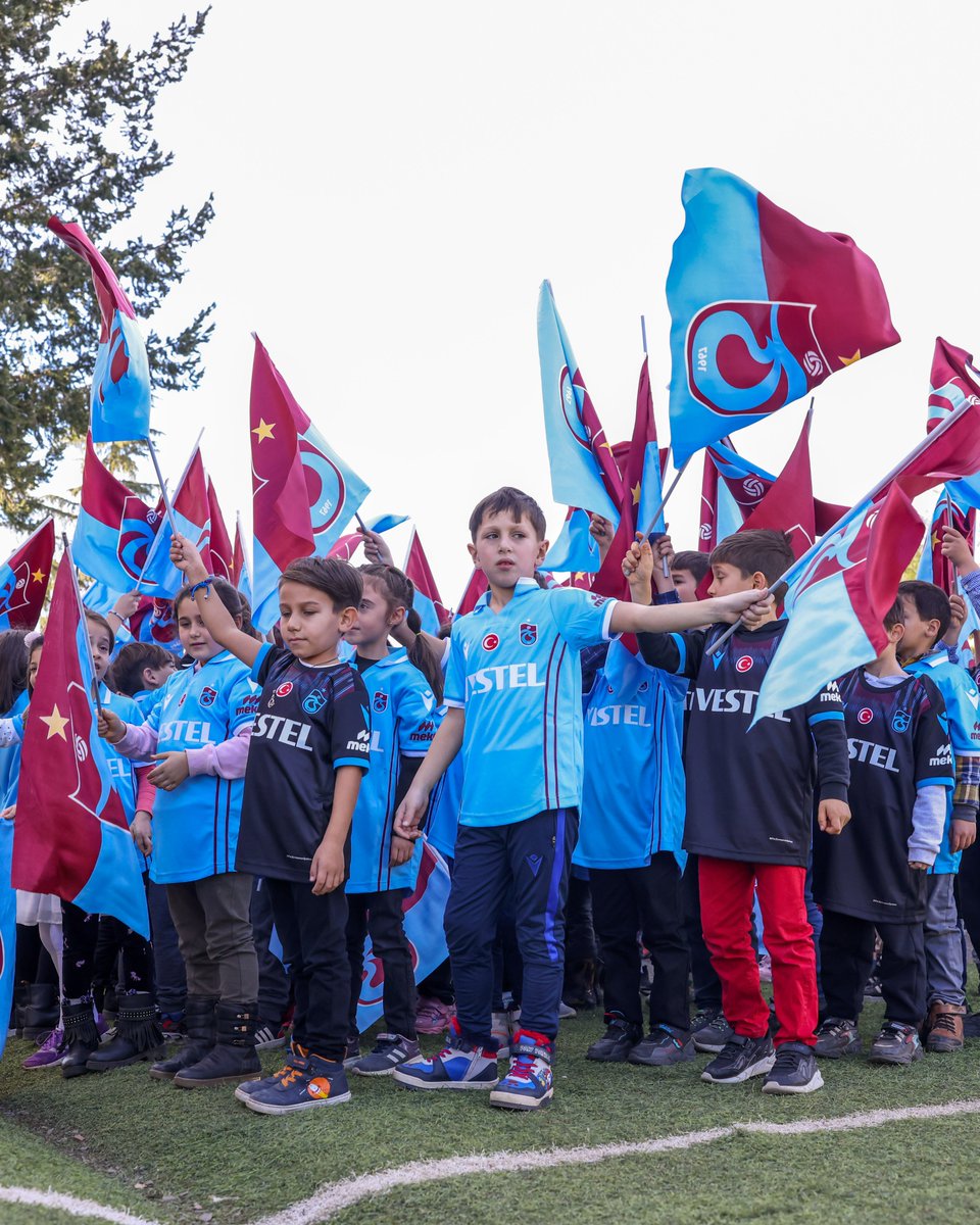 Başkanımız tarafından #HediyeFormaChallenge kapsamında satın alınan 10 bin forma öğrencilere hediye edildi

🔗 bit.ly/3ZNvegV