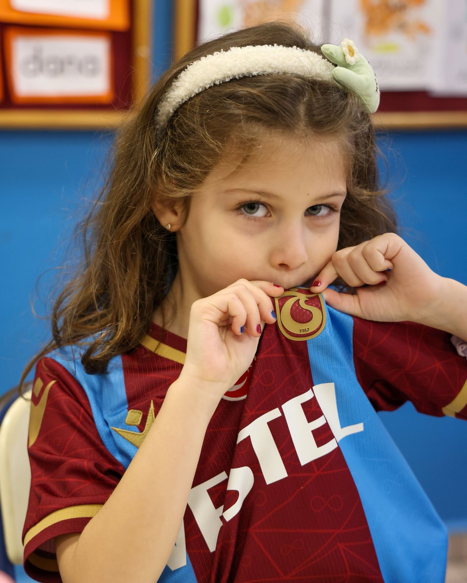 Trabzonspor's tweet photo. Başkanımız tarafından #HediyeFormaChallenge kapsamında satın alınan 10 bin forma öğrencilere hediye edildi

🔗 https://t.co/4ZZvA9a3xL https://t.co/RqlBFQxrYY