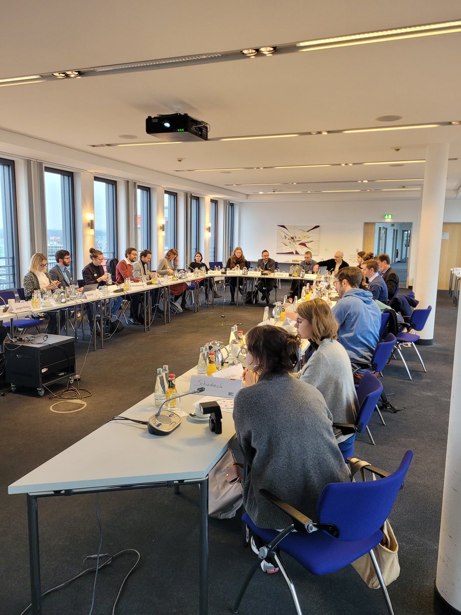 Auftakt unserer Gesprächsreihe mit der <a href="/FESonline/">Friedrich-Ebert-Stiftung</a> zu Digitalisierung für eine #CircularEconomy von der Wiege zur Wiege #Cradletocradle mit vielen spannenden Expert*innen
Freuen uns jetzt schon auf den Anschlussbericht von <a href="/BTU_CS/">BTU Cottbus-Senftenberg</a> und <a href="/HumboldtUni/">Humboldt-Universität zu Berlin</a> dazu!