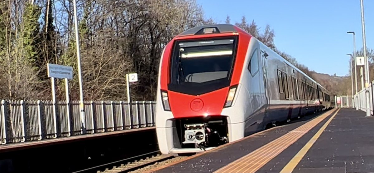 PlatformEdge1's tweet image. Here is 231007 arriving into Energlyn &amp;amp; Churchill Park #Class231