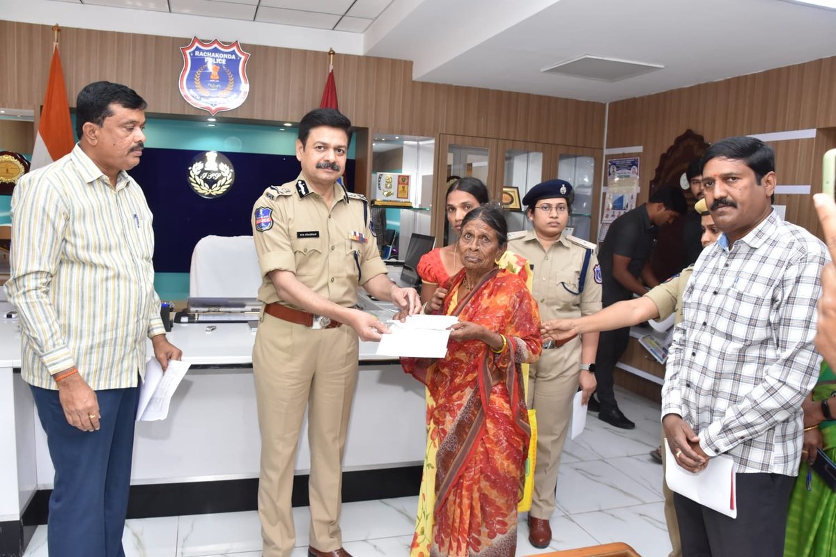 MalkajgiriCop's tweet image. #CP_Rachakonda Sri #D_S_Chauhan_IPS handed over the cheques of ex gratia to the family of Bala Mallesh SI of @sheteams_rck, T Raju PCO of @MaheshwaramPS &amp;amp; M Srinivas Goud of #CCS_Malkajgiri who died in the line of duty. #Addl_DCP Admin,#ACP_SB, Bhadra Reddy &amp;amp; others participated.