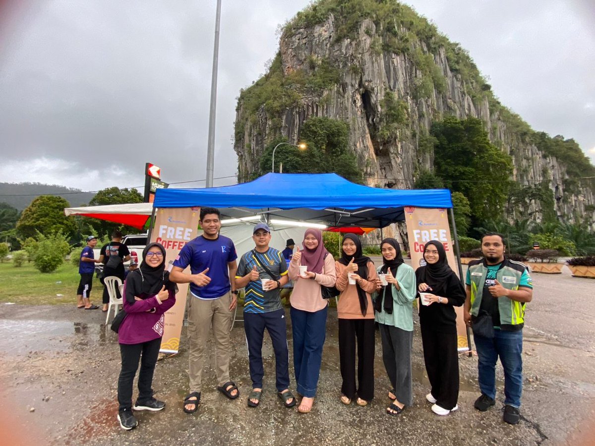 Roadcare_Kelntn's tweet photo. Hari pertama coffee break bersama team #Roadcare di Masjid Buluh, Gua Musang. 

Jom singgah dulu adik kakok, kita pekeno kopi dulu sebelum meneruskan perjalanan. 

@Roadcare_HQ
@RC_KBharu
@RC_KKrai 
@RC_GMusang https://t.co/7jMG3MlDHX