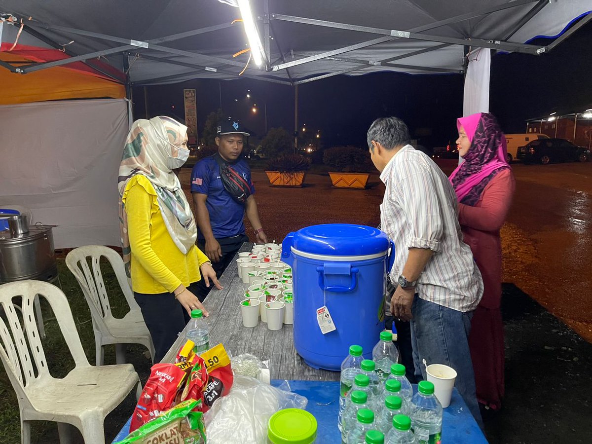 Roadcare_Kelntn's tweet photo. Hari pertama coffee break bersama team #Roadcare di Masjid Buluh, Gua Musang. 

Jom singgah dulu adik kakok, kita pekeno kopi dulu sebelum meneruskan perjalanan. 

@Roadcare_HQ
@RC_KBharu
@RC_KKrai 
@RC_GMusang https://t.co/7jMG3MlDHX