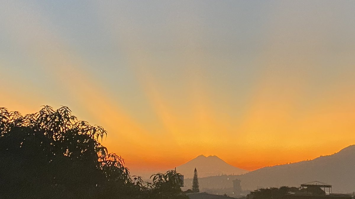 MipaisitoSv's tweet photo. #Amanecer Vista del volcán #Chinchontepec de #SanVicente desde un punto de la capital salvadoreña, ¡Buenos días! https://t.co/YvSTm4JkM0