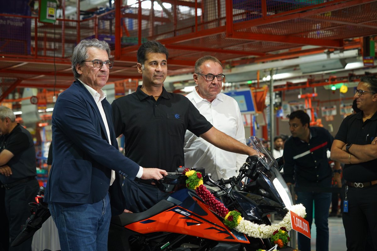 _bajaj_auto_ltd's tweet photo. Bajaj Auto Limited's Chakan plant in Pune rolled out the one-millionth KTM. To mark this historic occasion, Mr Stefan Pierer, CEO –Pierer Mobility AG and Mr Rajiv Bajaj, MD &amp; CEO – Bajaj Auto Limited were present at the company’s Chakan plant.

#ReadyToRace #ktmindia https://t.co/NXGUhEVrY7