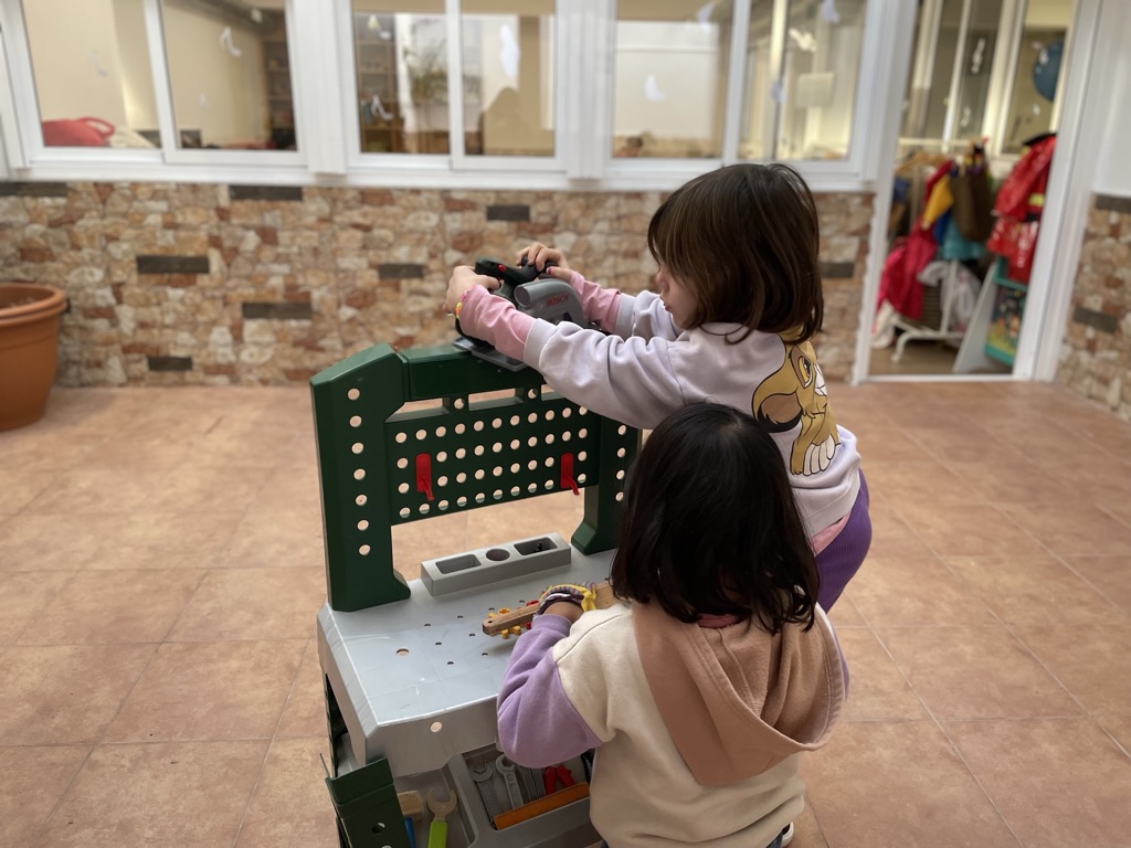 NouPatufet's tweet image. Conscients de la necessitat de respectar, acompanyar i potenciar els interessos dels infants, aquest curs hem recuperat els #ambients de lliure circulació dins l’horari d’ed. infantil.
#NouPatufet #somtransformació #EscolesCoop @FTrams