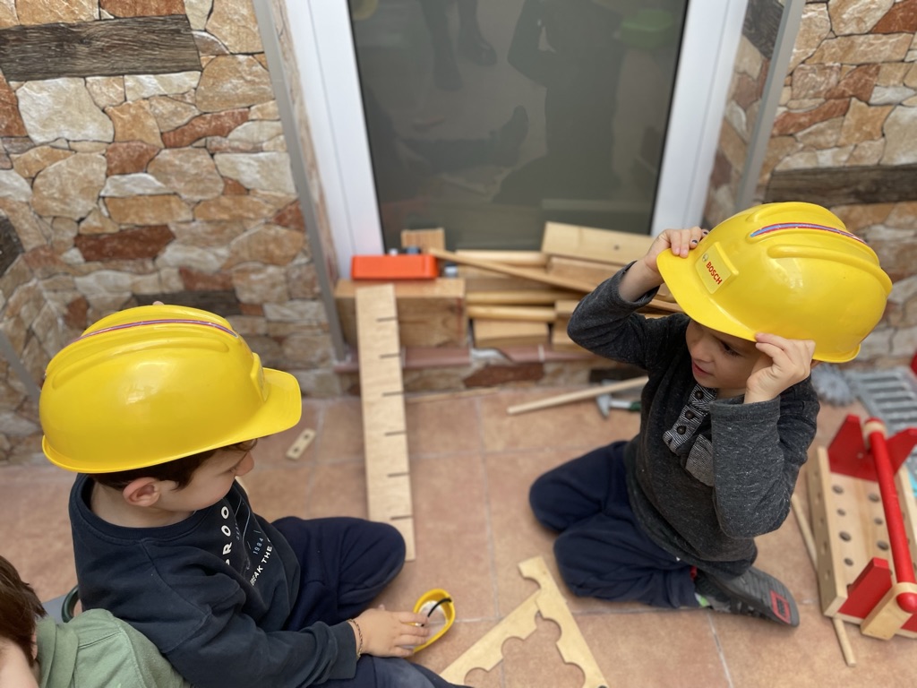 NouPatufet's tweet image. Conscients de la necessitat de respectar, acompanyar i potenciar els interessos dels infants, aquest curs hem recuperat els #ambients de lliure circulació dins l’horari d’ed. infantil.
#NouPatufet #somtransformació #EscolesCoop @FTrams