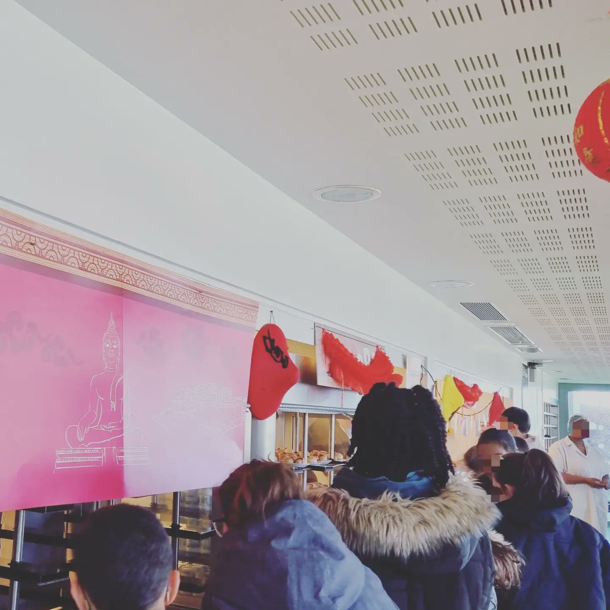 college_lu's tweet photo. Aujourd'hui c'était le menu chinois à la cantine pour fêter le nouvel an 🇨🇳🐲🐉. Un immense merci au personnel de cuisine qui, grâce à son travail, a su rendre heureux tous nos élèves 🥰. #menucantine #_valdoise #élèvesheureux #nouvelanchinois https://t.co/kCI9GB0laX