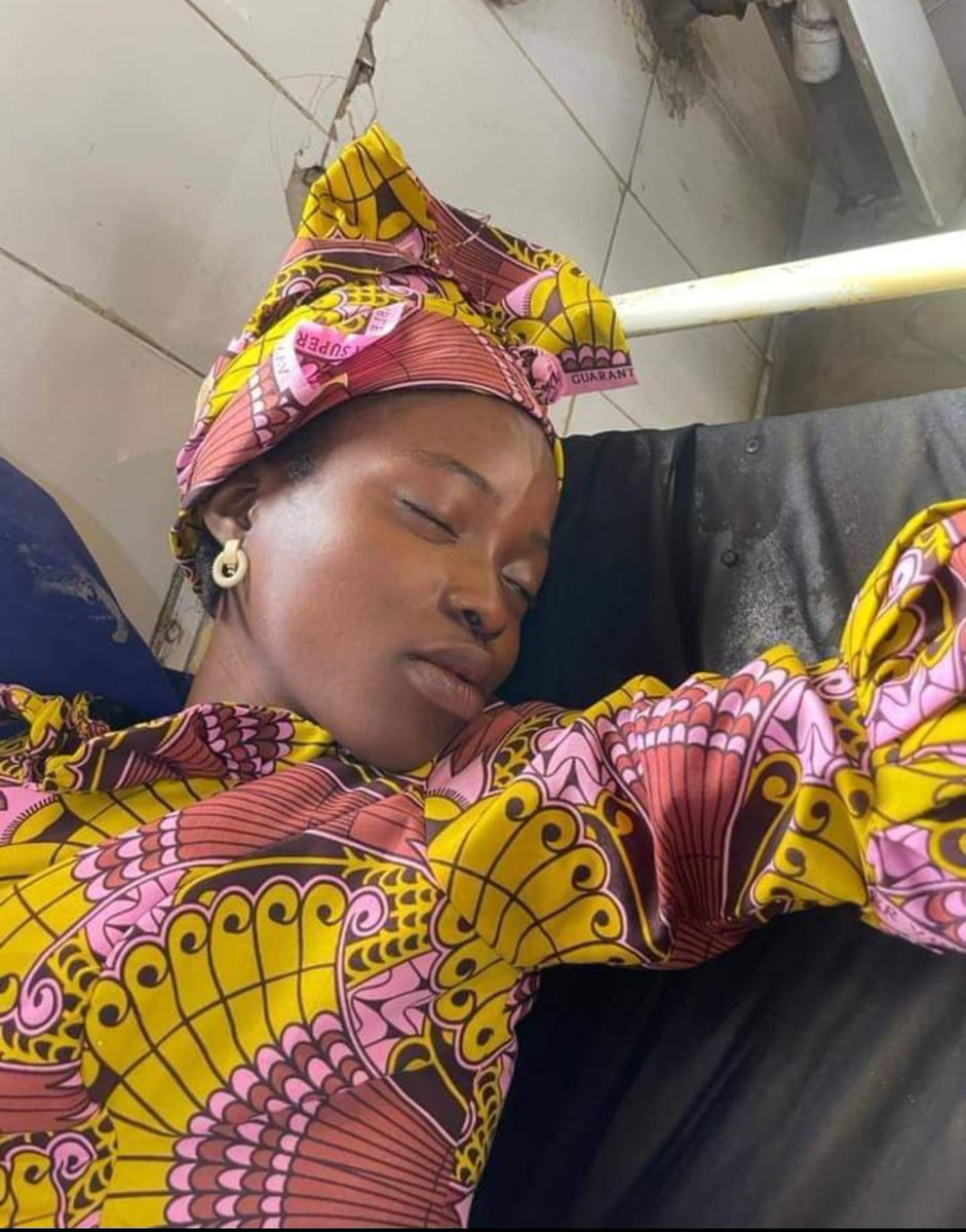 Please help me to share,this lady had an accident in Kano she died instantly and left one small baby please let's retweet till we get to her family