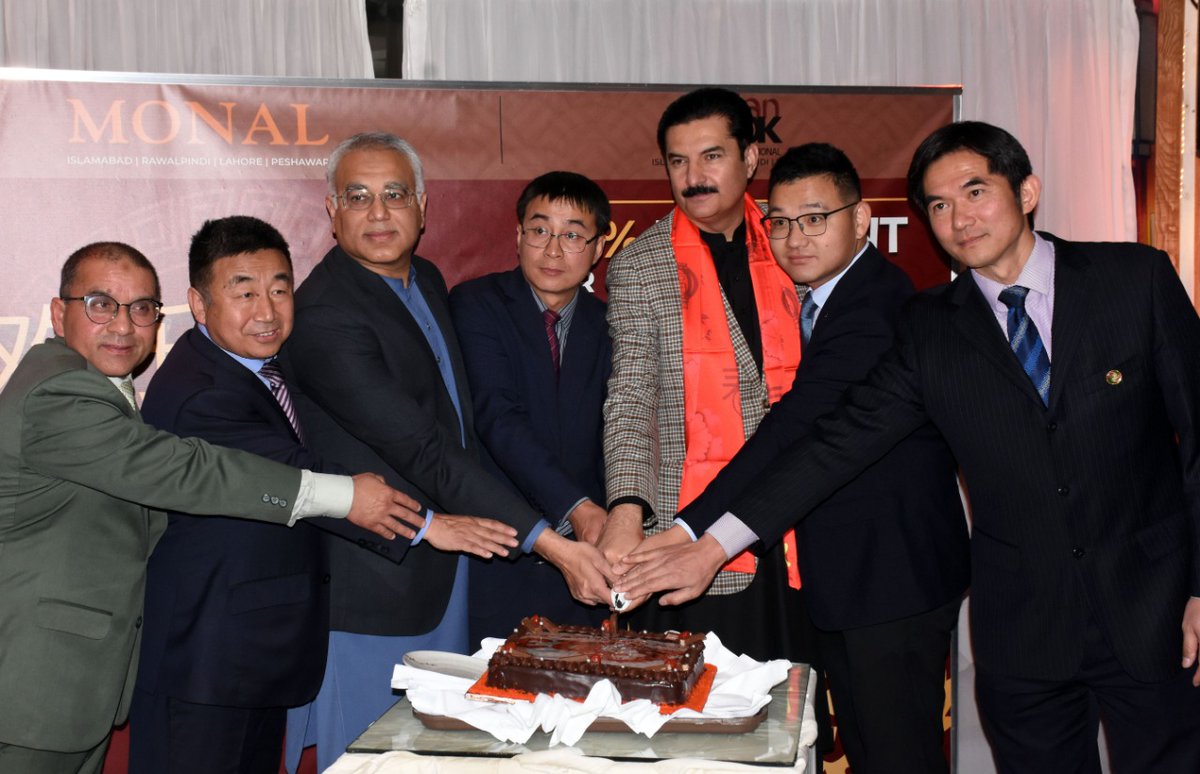 AHQ300's tweet photo. Mr. Xing Lijun, 2nd Secretary, Cultural Office of Embassy of the People's Republic of China, Mr. Faisal Karim Kundi,Minister of State Ministry of Poverty Alleviation  alongwith others cutting the cake of upcoming #ChineseNewYear2023 in Islamabad.
@zhang_heqing @CathayPak @fkkundi https://t.co/8qDRrxfa8g