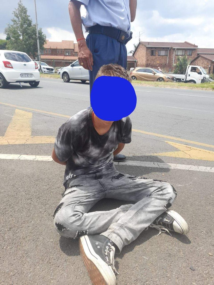 Veetra__'s tweet photo. Robbery suspect arrested by SCP Security after robbing a passerby on the cnrs of Edward &amp; Beyers Naude Dr, Windsor. https://t.co/4y02jWwVXt