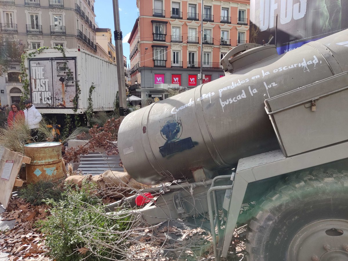 MeriStation's tweet photo. 😱 Así está hoy la plaza de Callao en Madrid con decoración basada en la serie del momento #TheLastOfUs https://t.co/Qzp67GHp4o