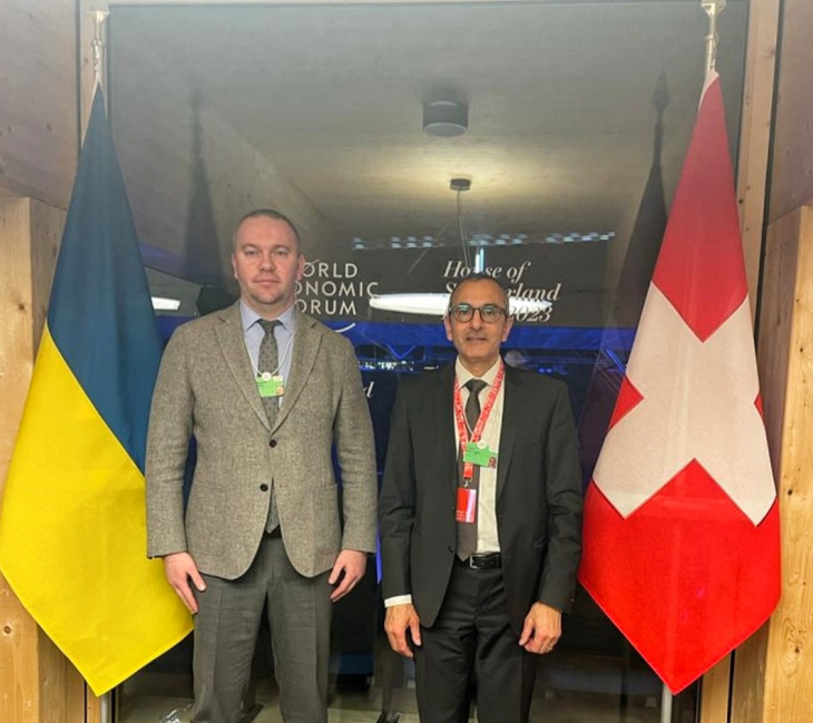 REI_MFA_Ukraine's tweet photo. Державний секретар @MFA_Ukraine Олександр Баньков провів зустріч з керівництвом SECO. 
Розширення співпраці між цифровою платформою МЗС Nazovni та SECO у фокусі зустрічі 👉https://t.co/o3gvVnf3Ju https://t.co/n3iqW1xSt8