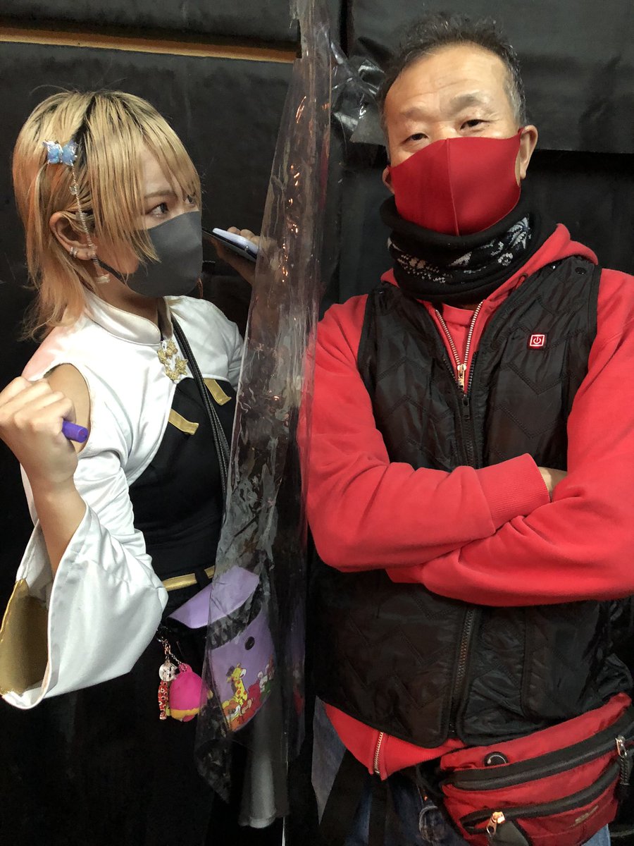 K2Back's tweet photo. 囲み写メを撮ったので個チェキは湊さん一回で時間切れとなる。身体が冷えて来たので電熱ベストを着用!!赤じゃないのは残念だが、これのおかげで雪の降る徹夜の並びも耐えられたのだ🤣
#誰もシラナイ。
#釣りキチ三平
#RADHAL
2023.01.17
シラ'N'プリ https://t.co/hkHJUe5wAb