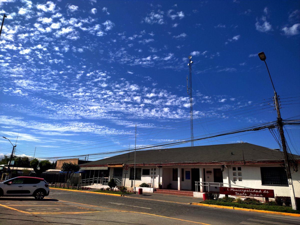 Cielo parcial con nubes del tipo Cirrocumulus en #SantaJuana —Región del #BioBío— durante la tarde del Jueves 19 de Enero de 2023. #RedMeteo #ElTiempoCHV #CNNTiempo