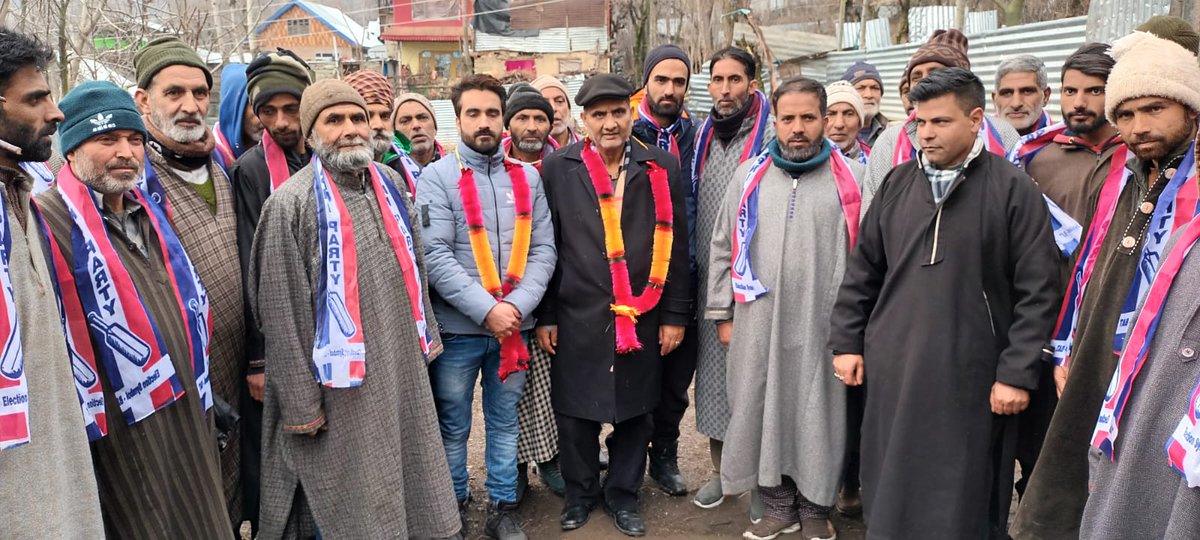 JKAP_BARAMULLA's tweet photo. Major Boost to Apni Party In Baramulla as scores of former political activists of NC-PDP joined the party in Presence of District President @Khursheed_khan7 and District Youth Coordinator Sheikh
Younus Amin.@Apnipartyonline @AltafBukhari01 https://t.co/YLXbf700eQ