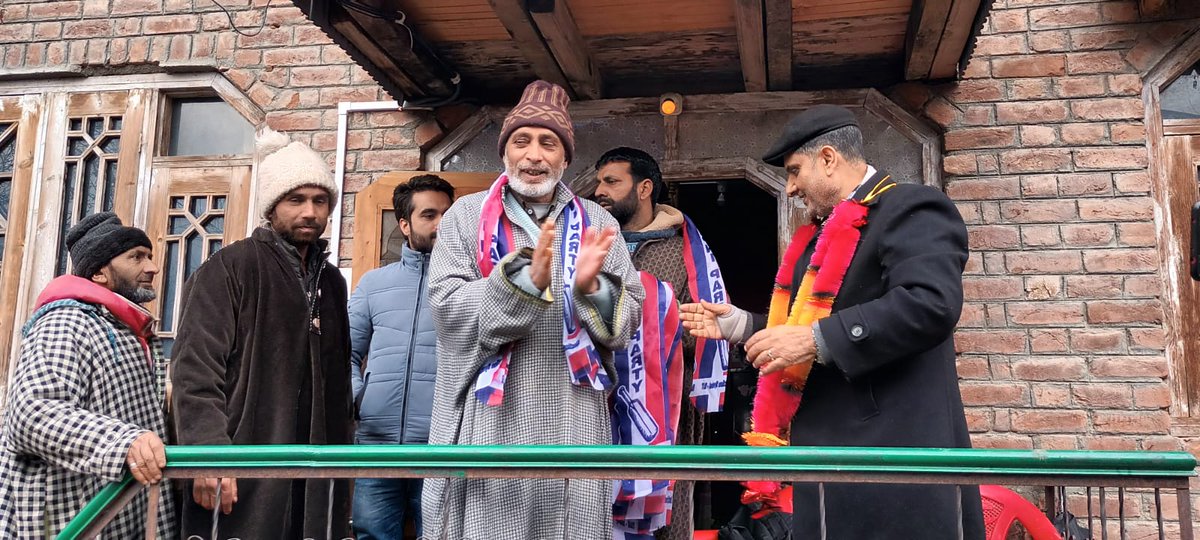 JKAP_BARAMULLA's tweet photo. Major Boost to Apni Party In Baramulla as scores of former political activists of NC-PDP joined the party in Presence of District President @Khursheed_khan7 and District Youth Coordinator Sheikh
Younus Amin.@Apnipartyonline @AltafBukhari01 https://t.co/YLXbf700eQ