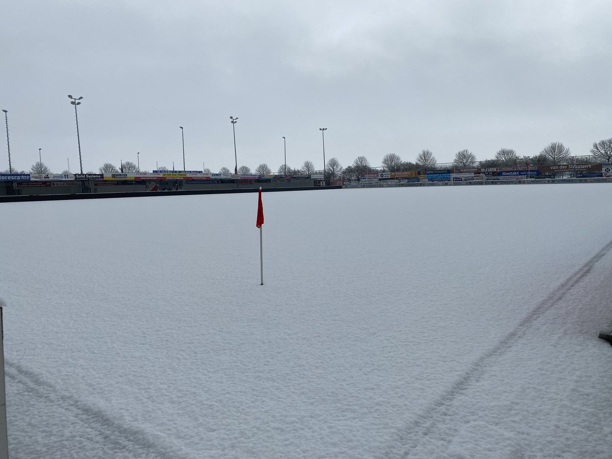 Het zijn mooie plaatjes, maar morgen moet er gevoetbald worden.
Morgen, zaterdag 21 januari, wordt er om 9.00 uur gestart het veld weer bespeelbaar te krijgen.
We hebben hier nog hulp voor nodig, wie komt er mee helpen? En graag een schuiver meebrengen.