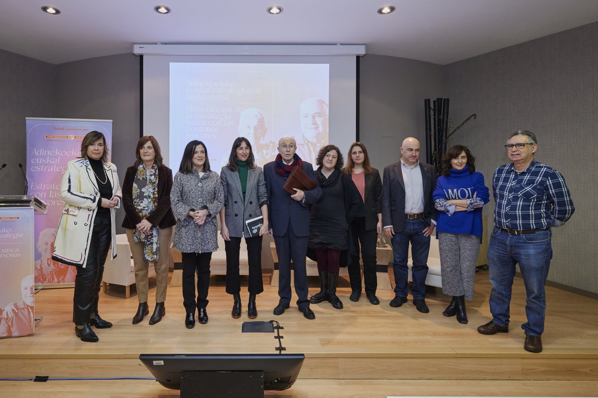 OngizateEJGV's tweet photo. 🆕 Presentada la nueva #EstrategiaVasca con las #PersonasMayores 
📍 En #Gasteiz, con personas expertas
🗣️ #BeatrizArtolazabal: "La revolución de la longevidad es una de las transformaciones más importantes que debe asumir #Euskadi en este siglo XXI"
👉 https://t.co/MhTvbPenu0 https://t.co/nVYZKyhF9A
