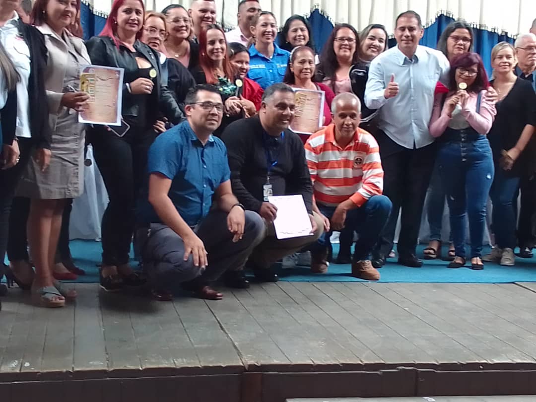 #19Ene #Táchira #Ayacucho 
Se realizó Acto Especial para Reconocer y valorar la labor de los maestros/as, protagonistas de la historia de nuestra patria por formar, cuidar y acompañar a la generación que construye el futuro. 
¡Ejemplo de constancia!