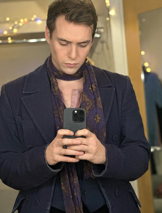 moulinmusicaluk's tweet photo. Hands up if you’re ❣️obsessed❣️ with @Jamiemuscato as Christian.

#MoulinRougeMusical https://t.co/OCuq65yBlV
