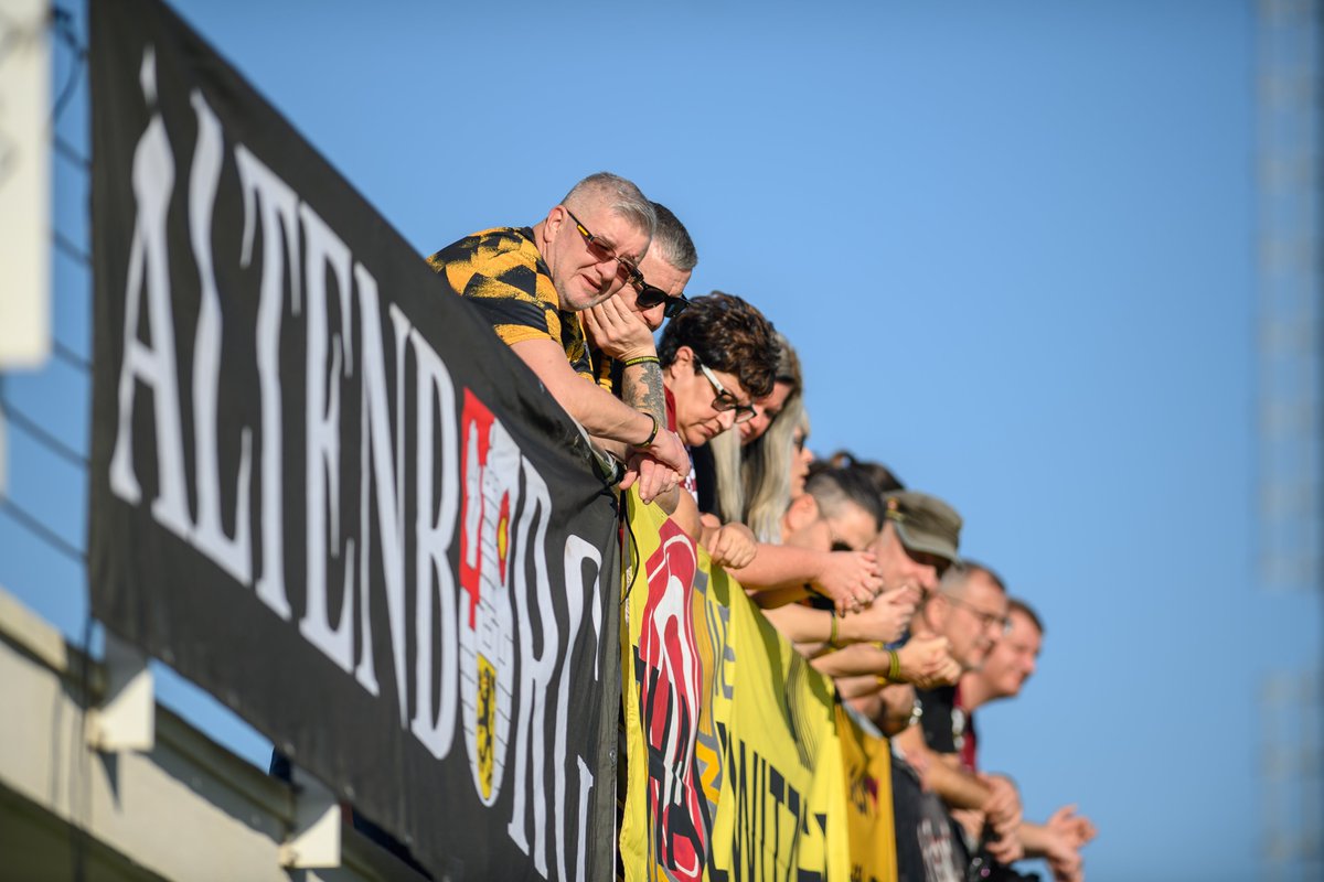 DynamoDresden's tweet photo. Am Sonntag gastiert die Sportgemeinschaft um 13 Uhr beim VfB Oldenburg. Alle wichtigen Informationen rund um das Gastspiel bei den Niedersachsen gibt es nun wie gewohnt kompakt zusammengefasst in der #Faninfo. 👉🏼 https://t.co/q9O0EWNgZF #VFBSGD #sgd1953 https://t.co/04F1GBTbqW