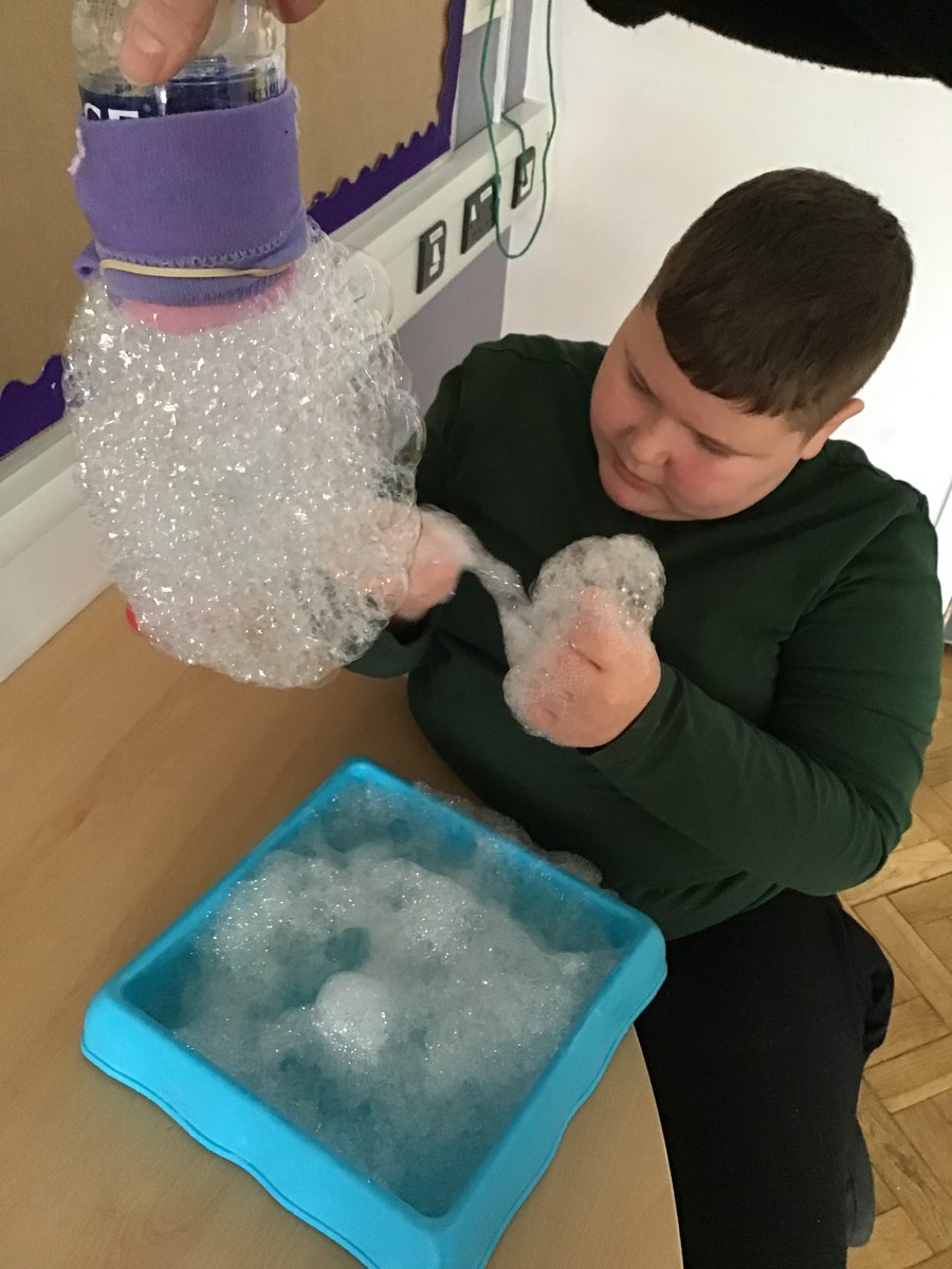 Class Porffor 8 have been observing and exploring bubble snakes- look at those engaged, curious faces! #ScienceAtYBD #SensoryScience