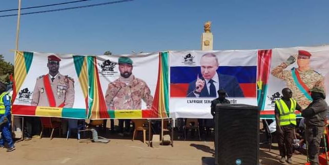 lsiafrica's tweet photo. 🔴#Burkina: des centaines de personnes manifestent vendredi à Ouagadougou pour «exiger le départ de l'ambassadeur 🇫🇷 Luc Hallade, et celui des troupes françaises». Cap. Ibrahim Traoré, Col. Mamadi Doumbouya, Col. Assimi Goïta et Vladimir Poutine, sont les héros des manifestants. https://t.co/NsghGyGZNb