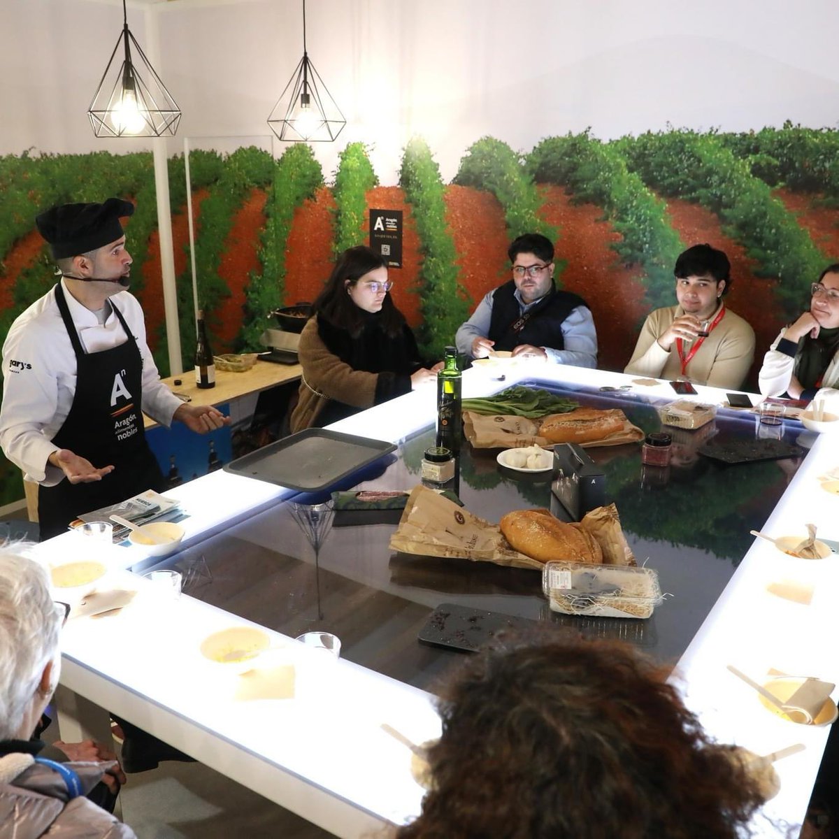 rutagarnacha's tweet photo. Las D.O., las rutas del vino, los productos típicos o las tapas son algunos de los ejemplos de la riqueza de la gastronomía aragonesa que probarás en #AragónFitur23 ¿Te vienes? Stand @aragonturismo #EnoturismoAragon @rutasvinoespana @TarazonaTurismo @TarazonaMoncayo https://t.co/u5R9l1MQGx