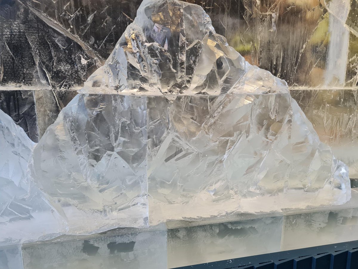 kineticwwUK's tweet photo. No, the cold snap hasn't damaged this #OOH - it's @ITVX launching their new series, #AYearOnPlanetEarth, with a spectacular melting billboard!
As the ice thaws, a luscious Spring scene will appear representing the transition of seasons in real time.
@AmbientWW #KineticActive https://t.co/hyCPVdxzzA