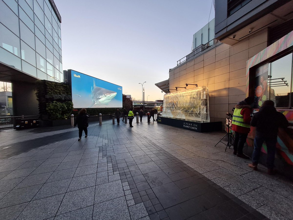 kineticwwUK's tweet photo. No, the cold snap hasn't damaged this #OOH - it's @ITVX launching their new series, #AYearOnPlanetEarth, with a spectacular melting billboard!
As the ice thaws, a luscious Spring scene will appear representing the transition of seasons in real time.
@AmbientWW #KineticActive https://t.co/hyCPVdxzzA