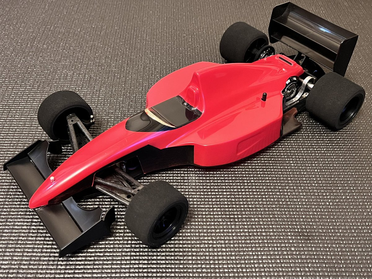 melo15_ou's tweet photo. Ferrari643 製作進捗②
メインカラーのレッドを入れた段階。ブラックとの塗り分けのラインは資料と睨めっこしながら何と無く再現。あとは裏打ちと一部フラットクリア。
#Ferrari643 #TRG #OF01 #F1 https://t.co/1YKTwZsMTN