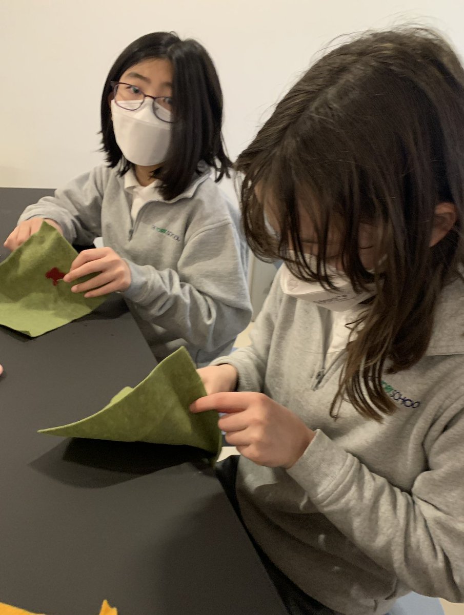 MrsLaschowski's tweet image. Grade 5s had a great time at @TMCtoronto! We explored the Double Vision and Unity exhibits, as well as made our own felt appliqué #yorklearns @theyorkschool
