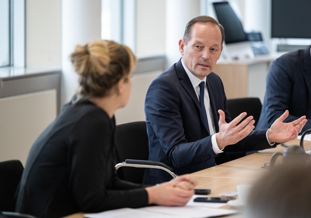 Startschuss für den „#Zukunftsdialog #Industrie“. Industrie - mit dem <a href="/vcinrw/">VCI NRW</a> Vorsitzendem Thomas Wessel -, Gewerkschaften und Kammern bekennen sich gemeinsam mit <a href="/MonaNeubaur/">Mona Neubaur</a> und <a href="/WirtschaftNRW/">Wirtschaft.NRW</a> dazu, das industriepolitische #Leitbild des Landes #NRW weiterzuentwickeln